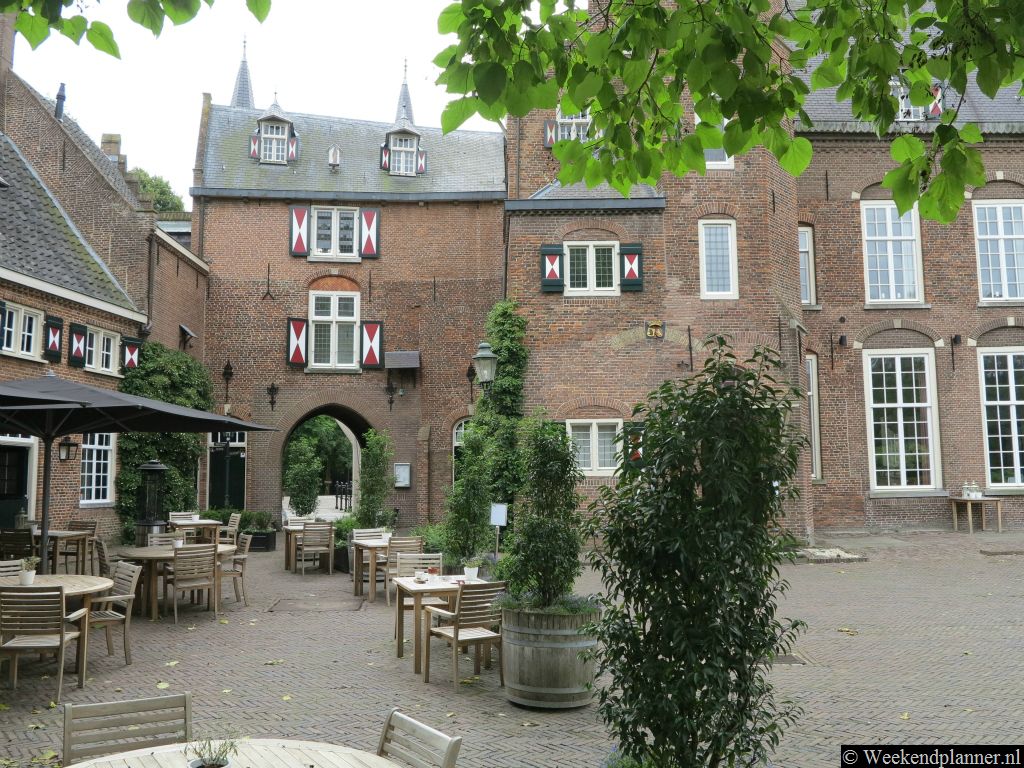 Op de binnenplaats van het kasteel is een restaurant (links) en een brasserie in het hoofdgebouw. Je kunt er buiten zitten op een terras.  Tip: Een culinair weekend weg.